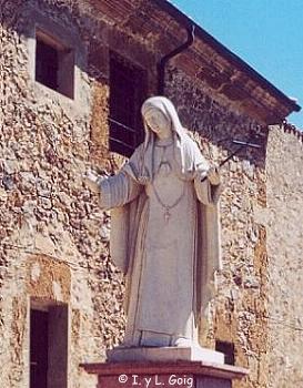 Estatua de la Venerable a la puerta del Convento en greda