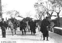 Carboneros y cisceros de Las Cuevas entrando en Soria, hacia 1910.