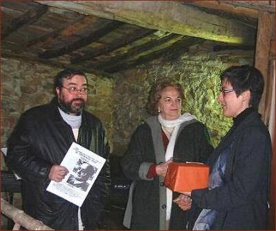 Mercedes Rubio, ganadora del Certamen, recogiendo el premio de las manos de Ins Tudela, ante la mirada atenta de nuestro director Antonio Ruiz