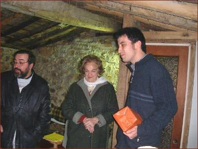 Mateo Aylln, uno de los finalistas, recibiendo su premio junto a Ins Tudela y Antonio Ruiz