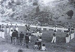 Mozos de Espejn celebrando su fiesta de la "olla de mayo"