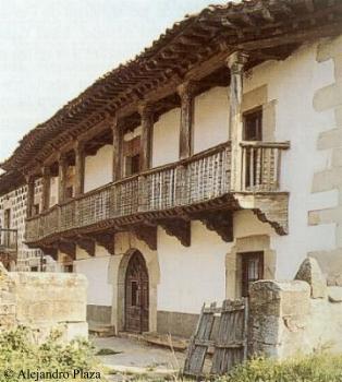 Casa de los Ramos en Vinuesa. Foto de alejandro Plaza en el libro de José Tudela y Blas Taracena "Guía artística de Soria"