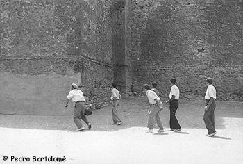 Mozos jugando a pelota en el frontn de Judes