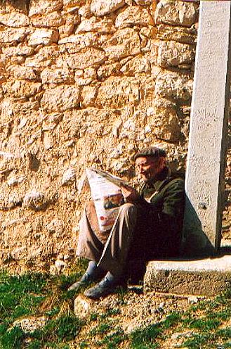 Leyendo el diario en Aguaviva de la Vega