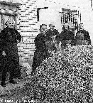 Montn de alubias y mujeres barcebalejeas dispuestas a "escamocharlas".