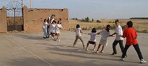 Jugando al soga-tira en Duez (Soria)