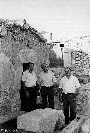 Vecinos de Langa de Duero en la puerta de su bodega