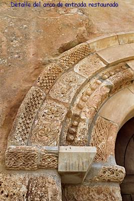 Ermita Virgen de Lagunas, Villlvaro (detalle del arco de entrada)