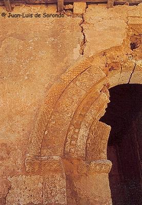 Ermita Virgen de Lagunas, Villlvaro (detalle del arco de entrada)