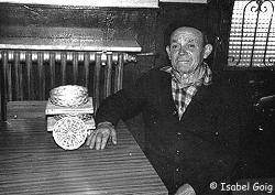 Martn Lpez Martnez, cabrero de Lubia, junto a las encellas y tablillas para dar forma y separar el queso