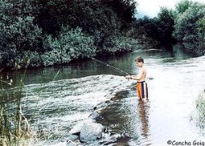 Adrin pescando en el ro Duero (con su permiso correspondiente)