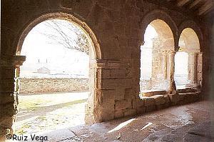 Galera porticada de la iglesia de San Cipriano (Montejo de Tiermes)