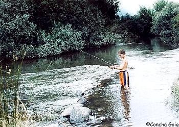 Adrin pescando en el Duero (con su permiso correspondiente), cerca de Garray.