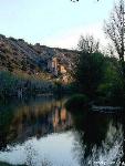 Paseo por el Duero, al fondo la ermita de San Saturio