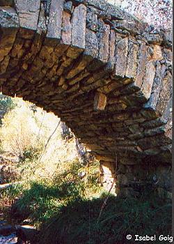 El ro Linares a su paso bajo el puente en San Pedro Manrique (Soria)